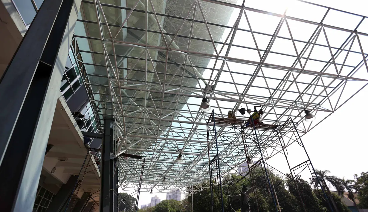 Sejumlah pekerja sibuk mengecat dan membersihkan Pintu VVIP Stadion Gelora Bung Karno, Senayan, Rabu (4/11/2015). Pengerjaan ini merupakan bagian dari persiapan Asian Games 2018. (Bola.com / Nicklas Hanoatubun)
