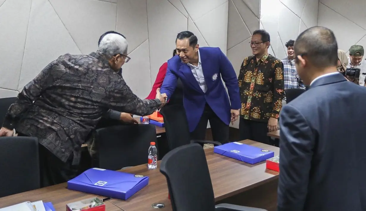 AHY juga berharap jika penelitian yang akan ia lakukan dapat memberikan manfaat. Usai sidang berlangsung, pria 44 tahun ini juga berterima kasih pada para dosen pembimbingnya. (Liputan6.com/IG/@agusyudhoyono)