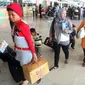 Puluhan warga Sulsel yang bermukim di Tarakan Kaltim di Bandara Sultan Hasanuddin Makassar, Rabu (29/9). Mereka memilih mengungsi ke Sulsel karena trauma pascabentrokan antar warga.(Antara)