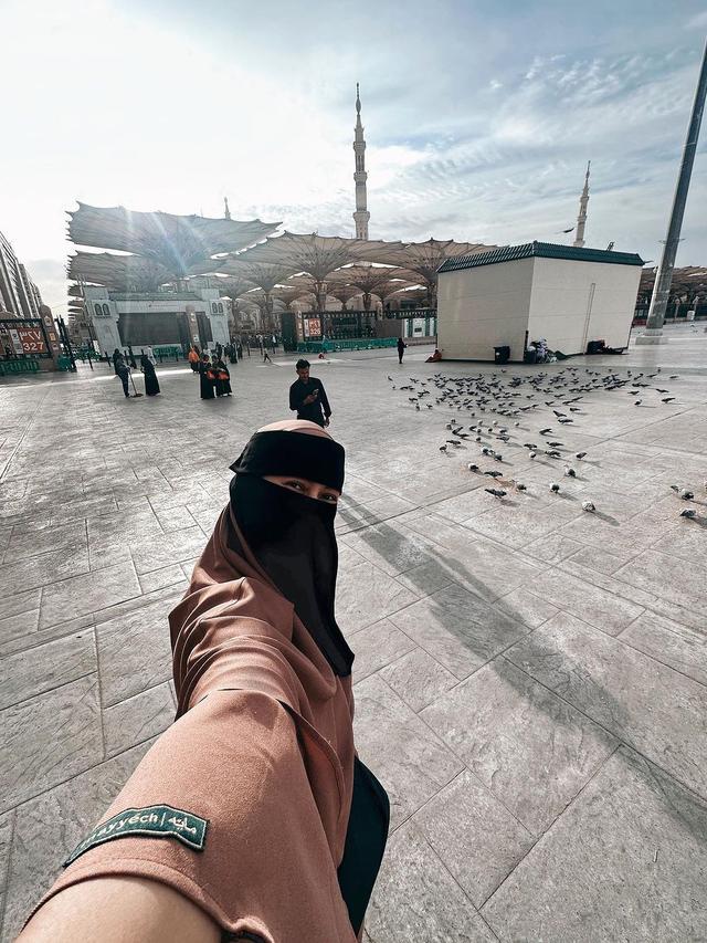 7 Potret Paula Verhoeven Jalani Umroh di Bulan Ramadhan, Tampil Bercadar