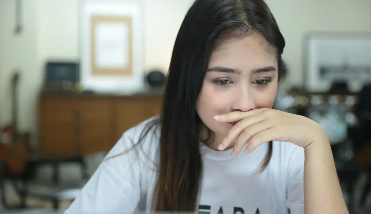 Live Chatting via BBM Celebs bersama Prilly Latuconsina berlangsung pada Jum’at (16/12), pukul 11.00-12.00 WIB. (Adrian Putra/Bintang.com)