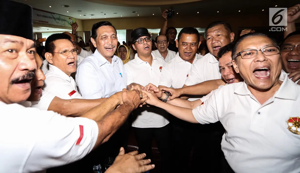 Jenderal purnawirawan Luhut Binsar Panjaitan, Ketua Tim Cakra19 Andi Widjajanto, dan para purnawirawan Jenderal TNI salam tos saat Deklarasi Dukungan Jokowi-Ma’ruf Amin sebagai Capres-Cawapres 2019 di Jakarta, Minggu (12/8). (Liputan6.com/Fery Pradolo)