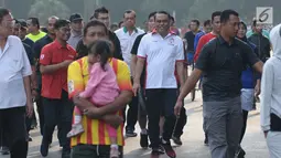 CdM Indonesia di Asian Games 2018, Komjen Pol. Syafruddin (kedua kanan) bersama perwakilan atlet melakukan jalan sehat di Stadion GBK, Jakarta, Minggu (15/4). Jalan sehat ini untuk meningkatkan soliditas atlet Indonesia. (Liputan6.com/Helmi Fithriansyah)