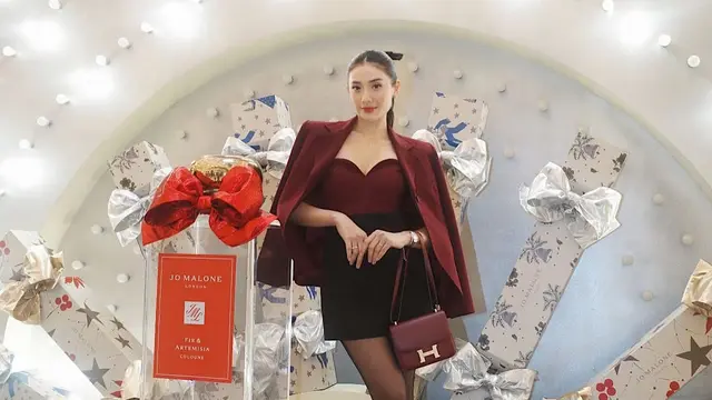 6 Potret Terbaru Anissa Aziza dalam Balutan Blazer Maroon (credit: instagram/anissaaziza).