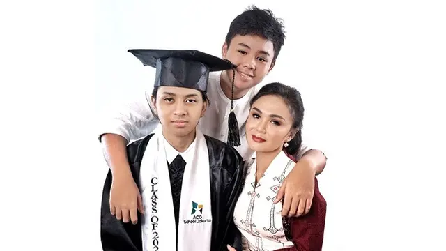 Momen 7 Anak Artis yang Lakukan Wisuda Virtual, Tetap Bahagia