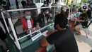 Hakim berbicara kepada pelanggar saat Sidang Tipiring pelanggaran PPKM Darurat di kantor Kecamatan Pamulang, Tangerang Selatan, Banten, Senin (19/7/2021). Dua puluh empat pelanggar diantaranya tidak bermasker dan jam operasional tempat usaha didenda. (merdeka.com/Arie Basuki)