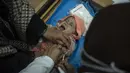 Kementerian Kesehatan Palestina mengatakan pasokan, yang diperkirakan cukup untuk memenuhi kebutuhan vaksinasi selama 8 hingga 14 bulan, telah masuk ke Gaza melalui penyeberangan perbatasan Rafah dengan Mesir. (AP Photo/Fatima Shbair)