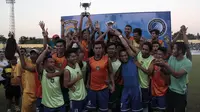 Pemain PSIS merayakan gelar juara Piala Polda Jateng di Stadion Jatidiri, Semarang, Minggu (2/8/2015). (Bola.com/Vincensius Sawarno)