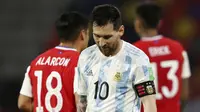 Striker Argentina, Lionel Messi, tampak lesu usai ditahan imbang Chili pada Kualifikasi Piala Dunia 2022 Zona Amerika Selatan di Stadion Santiago del Estero, Jumat (4/6/2021). Kedua tim bermain imbang 1-1. (Agustin Marcarian, Pool via AP)