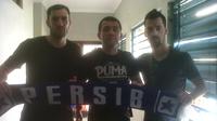 Trio Balkan, Vladimir Vujovic, Darko Vargec, dan Marko Krasic tiba di Bandung, Selasa (2/2/2016) malam. (Bola.com/Bagas Rahadyan)