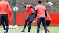Gelandang Manchester United, Paul Pogba menendang bola saat sesi latihan di AON Training Complex di Carrington, Inggris, Selasa (23/5). MU akan menghadapi Ajax di final Liga Eropa 2016-2017. (Martin Rickett / PA via AP)
