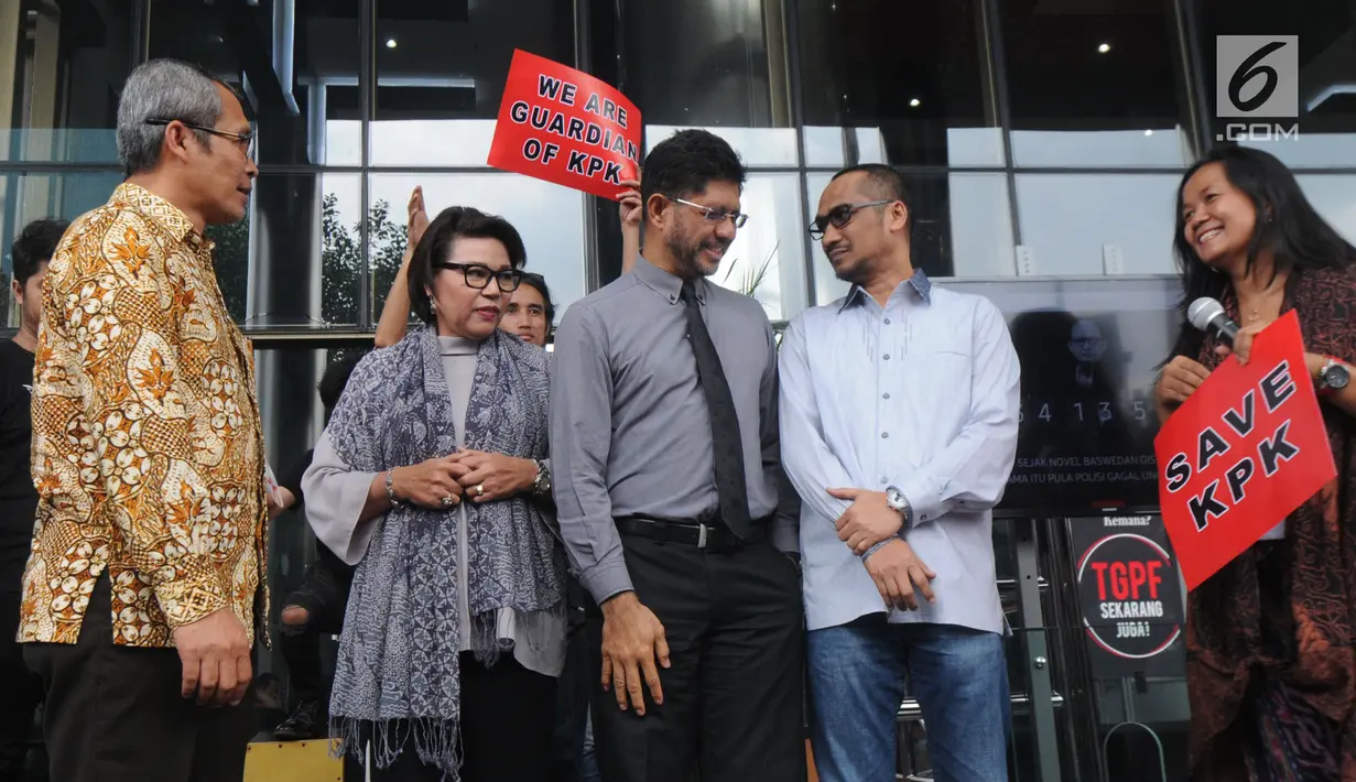 Wakil Ketua KPK Alexander Marwata, Laode Muhammad Syarif, Basaria Panjaitan dan mantan Ketua KPK Abraham Samad saat hadir dalam aksi menuntut penuntasan teror pada KPK di Jakarta, Selasa (15/1). (Merdeka.com/Dwi Narwoko)
