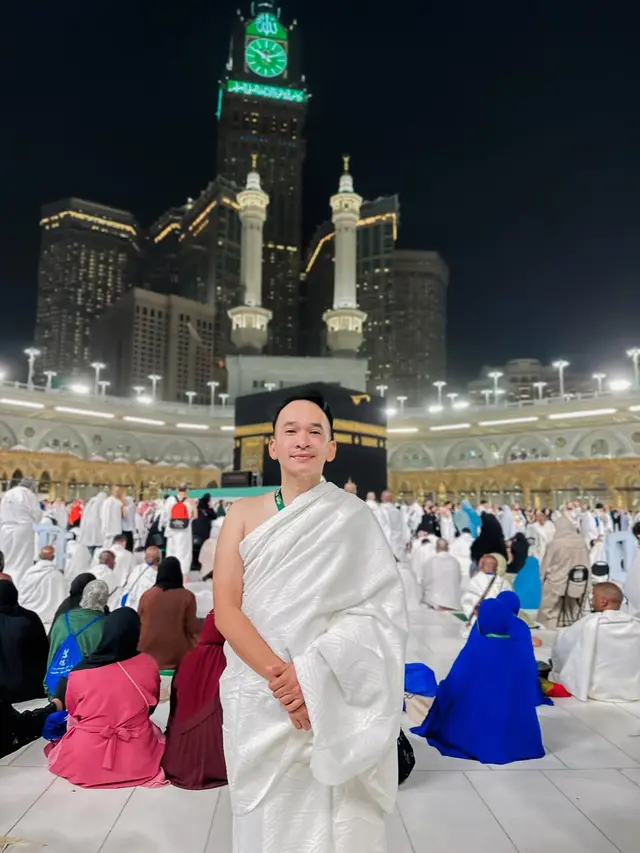 Ruben Onsu di Depan Ka'bah (Foto: Instagram @ruben_onsu)