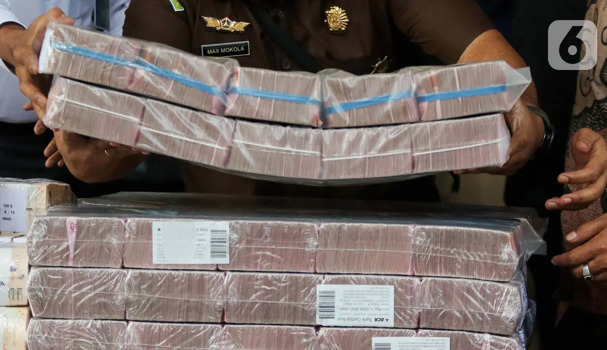 Pada pelimpahan itu, jaksa memamerkan barang bukti berupa tumpukan uang senilai Rp 35 miliar dan tas mewah dari brand Hermes hingga Louis Vuitton. (Liputan6.com/Herman Zakharia)