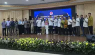 Taufik Hidayat berfoto bareng dengan Menpora Dito Ariotedjo dan pegawai Kemenpora (Liputan6.com/Thomas)