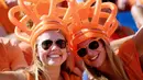 Fans cantik asal Belanda hadir memberikan dukungan saat tim Hockey Belandan melawan Jerman di   Olympic Hockey Centre,  Rio de Janeiro, (17/8/2016). (AFP/Manan Vatsyayana)