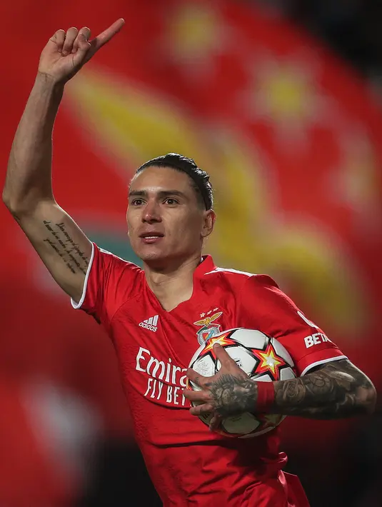 Penyerang Benfica, Darwin Nunez berselebrasi usai mencetak gol ke gawang Liverpool pada pertandingan leg pertama perempat final Liga Champions di stadion Luz di Lisbon (6/4/2022). Liverpool menang atas Benfica 3-1. (AFP/Carlos Costa)