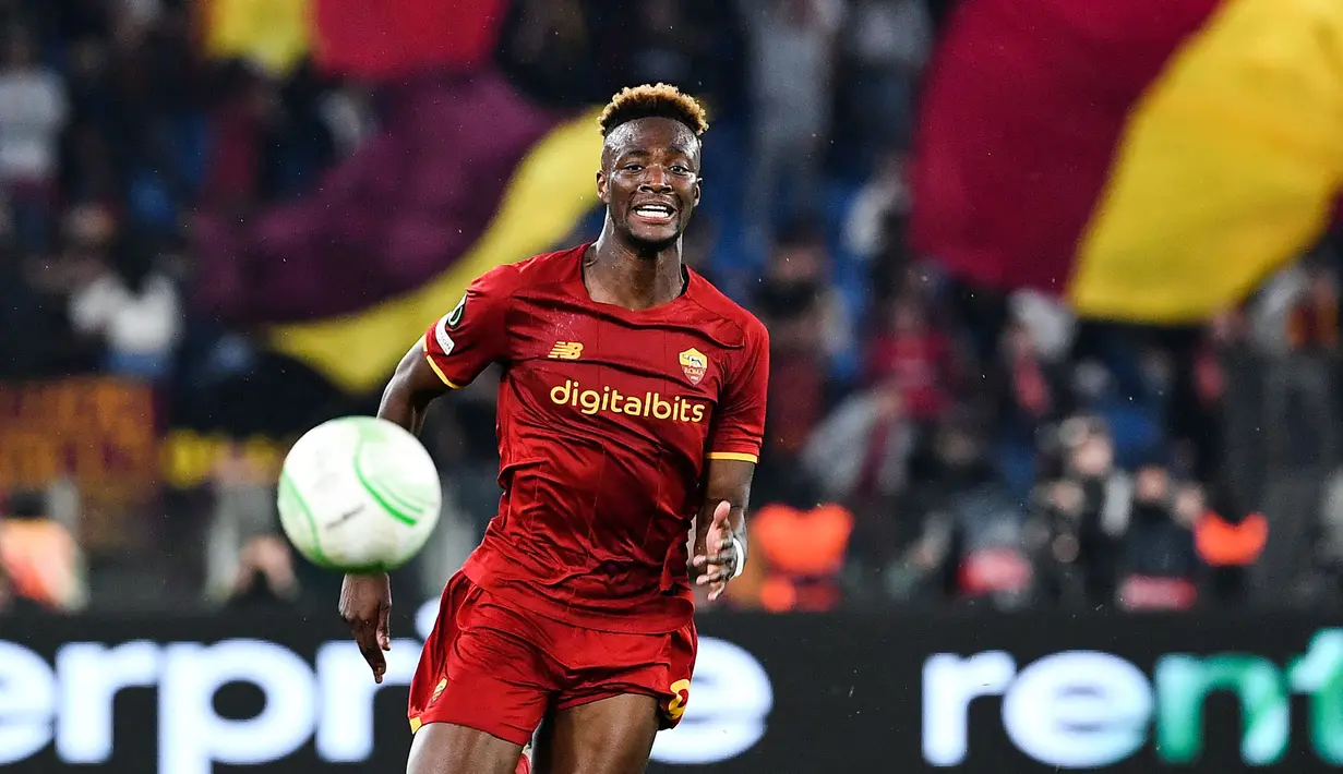 <p>Sejak meninggalkan Chelsea dan bergabung dengan AS Roma, Tammy Abraham telah menunjukkan keserbagunaannya sebagai penyerang. Pada musim ini, pemain asal Inggris tersebut telah mencetak 24 gol dan 5 assist dalam 49 laga di semua kompetisi. (AFP/Isabella Bonotto)</p>