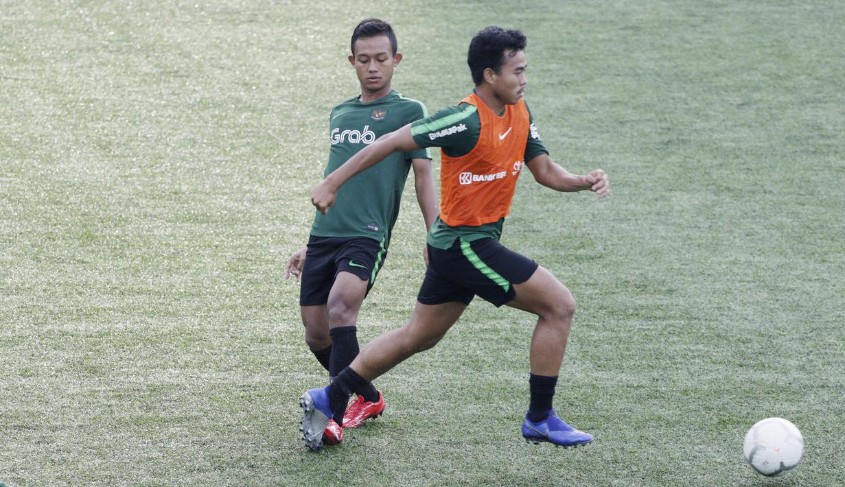 Pemain Timnas Indonesia U-22, Nurhidayat, menggirng bola saat latihan di Lapangan ABC Senayan, Selasa (5/2). Nurhidayat merupakan palang pintu andalan yang siap menjaga pertahanan Timnas Indonesia U-22. (Bola.com/M Iqbal Ichsan)