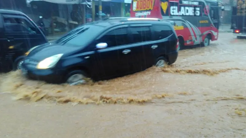 Banjir lumpur terjadi di jalur utama Bandung-Purwokerto, depan Pasar Cileumeuh, Cimanggu, Cilacap. (Foto: Liputan6.com/BPBD CLP/Muhamad Ridlo)