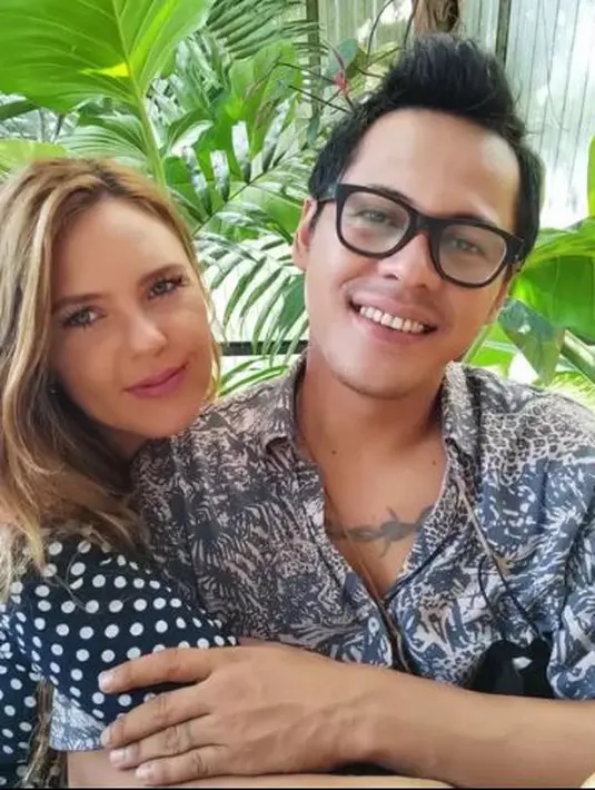Penampilan Mayky Wongkar yang berbeda saat bersama Ally. Mayky terlihat rapi dengan rambut dibuat mohawk bagian depannya, serta kacamata putih bergagang hitam. (Foto: Instagram/@mayk_wongkar)