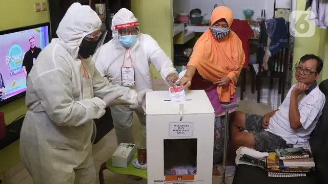 Petugas KPPS dengan APD Lengkap Datangi Rumah Pemilih yang Sakit