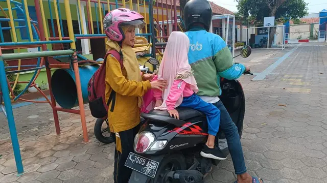Untuk beraktivitas mengajar di sekolah tiap hari, Nur Chasanah dan putrinya naik Ojol. (Liputan6.com/Arief Pramono)
