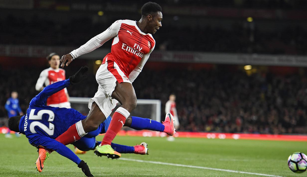 Striker Arsenal, Danny Welbeck, merebut bola dari bek Leicester, Wilfred Ndidi, pada laga Premier League di Stadion Emirates, London, Rabu (26/4/2017). Arsenal menang 1-0 atas Leicester. (AFP/Will Oliver)