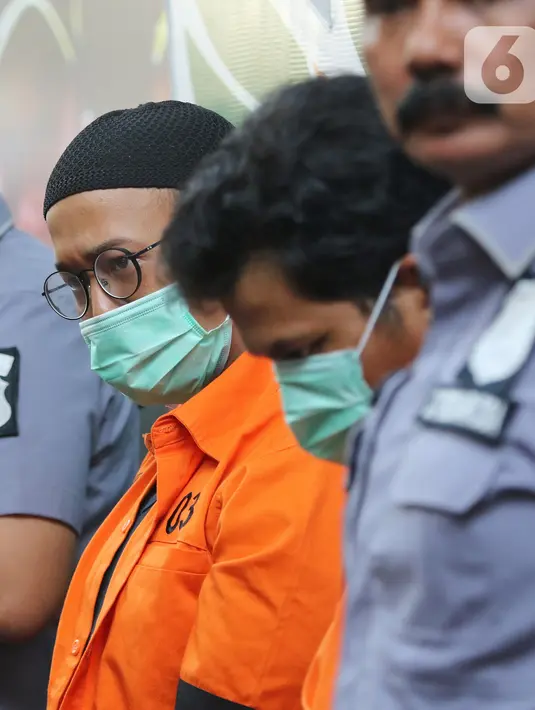 Polisi menghadirkan artis Rifat Umar dalam rilis kasus penyalahgunaan narkoba di Polda Metro Jaya, Jumat (4/10/2019). Polisi juga mengamankan dua rekan Rifat Umar, yakni seorang laki-laki dan perempuan dengan barang bukti ganja yang ditempatkan ke beberapa wadah. (Liputan6.com/Herman Zakharia)