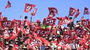 Suporter dari pebalap Repsol Honda, Marc Marquez, merayakan kemenangan pada GP Aragon di Sirkuit Motorland, Alcaniz, Minggu (24/9/2017). Marquez berhasil finis tercepat dengan waktu 42 menit 6,819 detik. (AFP/Jose Jordan)
