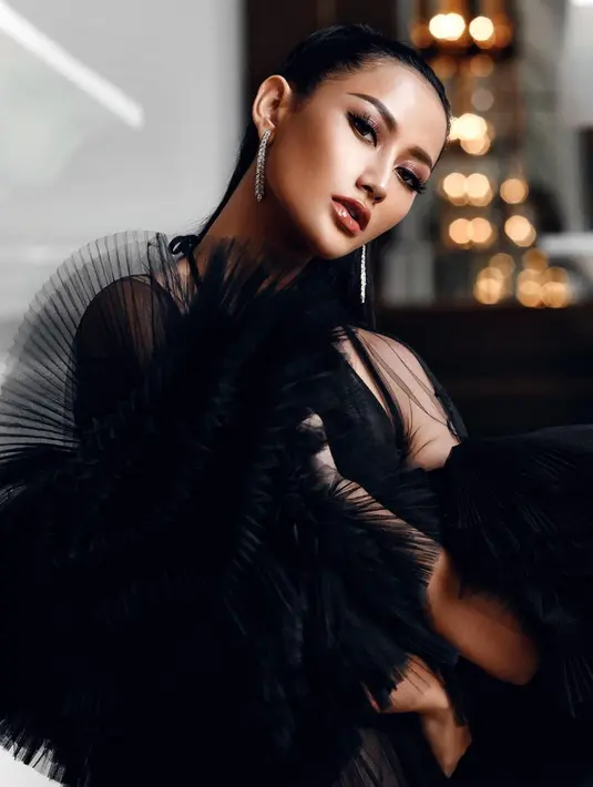 aya Ayu saat memakai gaun mewah berwarna hitam dalam ajang kecantikan atau pemotretan selalu mencuri perhatian netizen. Penampilannya ini pun hanya dilengkapi dengan anting panjang namun tetap terlihat memesona. (Liputan6.com/IG/@ayumaulida97)