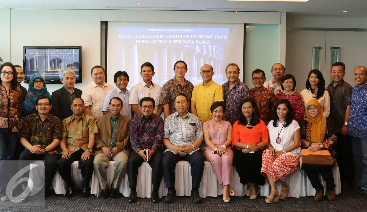 Ketua OJK, Muliaman D Hadad beserta Direktur Program dan Produksi SCTV, Harsiwi Achmad dan para alumni Monash University dan universitas lainnya di Melbourne, Australia‎ berfoto bersama usai diskusi, Jakarta, Sabtu (16/4). (Liputan6.com/Herman Zakharia)  
