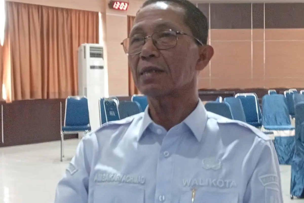 Kepala BP Batam Amsakar Achmad keluhkan kontainer yang berisikan limbah elektronik dari Amerika Serikat (AS) terus berdatangan penuhi Pelabuhan Batu Ampar, Batam.