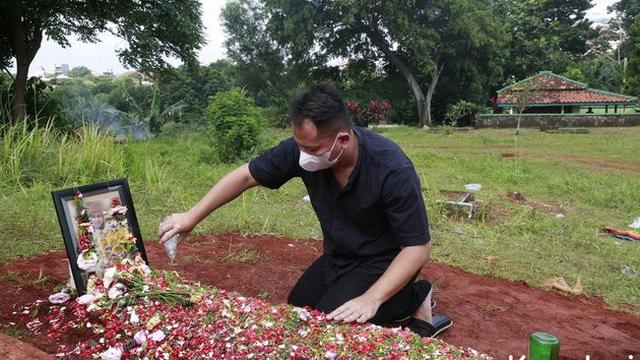 Penuh Haru, Ini 7 Potret Vicky Prasetyo Ziarah Ke Makam Ibu Kalina Ocktaranny