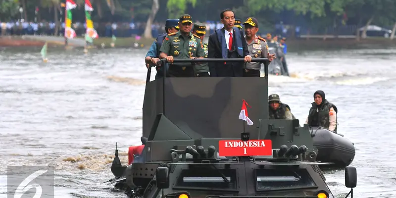 2010116-Jokowi-Naik-Amfibi-AY1