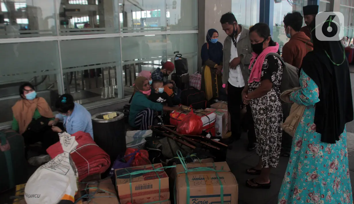 Calon penumpang menunggu pemberangkatan di Terminal Pulo Gebang, Jakarta, Selasa (4/5/2021). Jumlah penumpang yang berangkat dari Terminal Pulo Gebang terus meningkat jelang diberlakukannya aturan larangan mudik Lebaran mulai 6 Mei-17 Mei 2021. (Liputan6.com/Herman Zakharia)