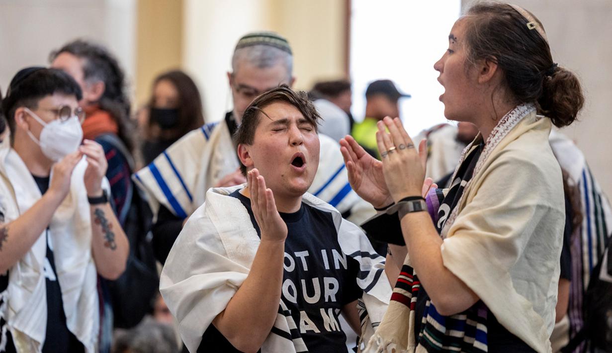 Massa juga mengarahkan pandangan mereka kepada Presiden AS Joe Biden, yang menurut mereka terlibat dalam pemboman balasan Israel yang telah menghancurkan lingkungan Gaza, memutus aliran air dan listrik, dan menyebabkan ribuan warga Palestina tewas, termasuk 700 anak-anak. (AP Photo/Amanda Andrade-Rhoades)