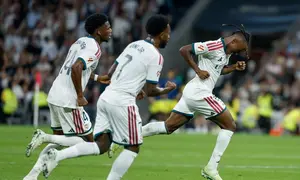 Penyerang Real Madrid , Yan Diomande (kanan, nomor punggung 25), merayakan gol pertama timnya dalam pertandingan Liga Spanyol antara Real Madrid dan Villarreal di Stadion Santiago Bernabeu, Madrid, pada Minggu (11/10/2026).  (Oscar Del Pozo / AFP)