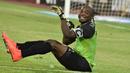 Kiper Kongo, Robert Kidiaba dikenal kerena rambut kuncir kudanya. Tapi, yang paling membuatnya mampu menyita perhatian publik adalah tarian melompat-lompat sambil duduk saat merayakan gol Timnas Kongo di Piala Afrika. (AFP PHOTO/ISSOUF SANOGO)