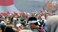 Tarian tradisional memeriahkan Festival Damai Millenial Road Safety di kawasan Monumen Nasional (Monas), Jakarta, Minggu (23/6/2019). Festival ini juga dimeriahkan oleh berbagai atraksi dan pertunjukan musik artis Tanah Air. (merdeka.com/Iqbal Nugroho)