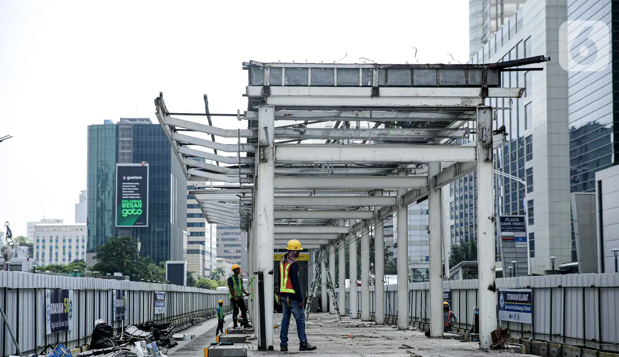 Pekerja beraktivitas saat membongkar Halte Bundaran HI di Jakarta, Senin (18/4/2022). PT Transjakarta menutup total 11 halte Transjakarta untuk dilakukan revitalisasi. (Liputan6.com/Faizal Fanani)
