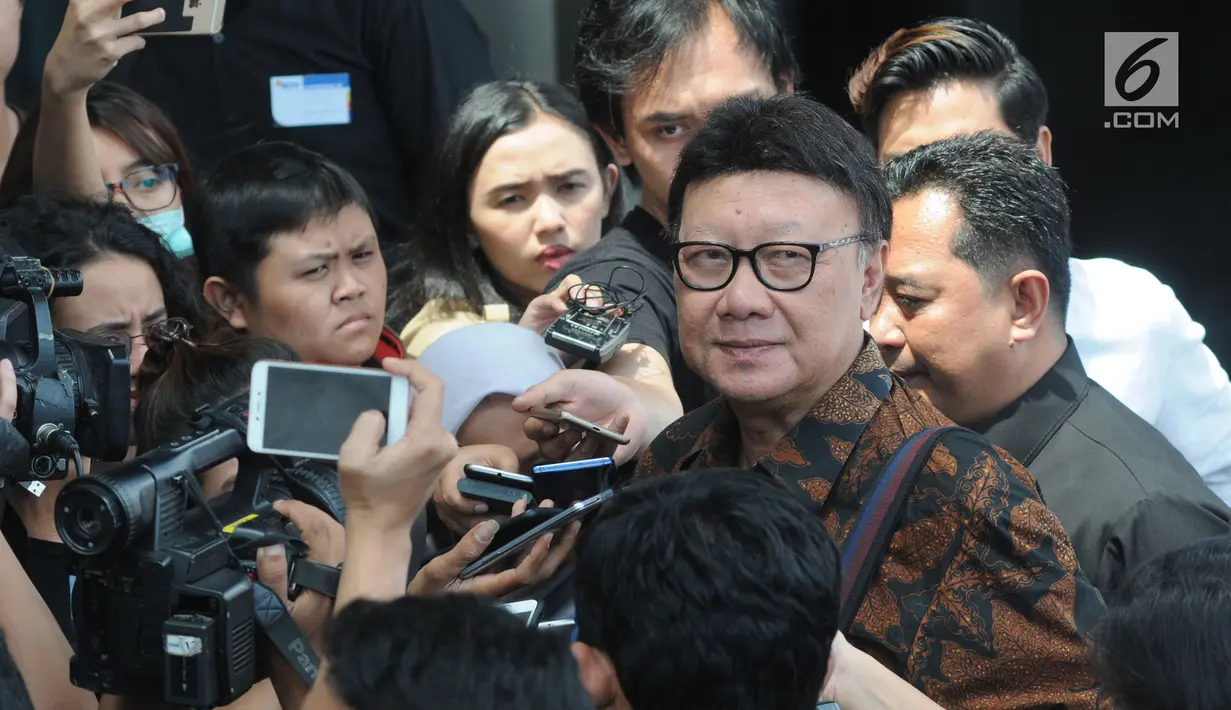 Mendagri Tjahjo Kumolo mnjawab pertanyaan awak media setibanya di Gedung KPK, Jakarta, Kamis (22/8/2019). Kedatangannya untuk rapat lintas kementerian dan lembaga membahas pemanfaatan Nomor Induk Kependudukan (NIK) gunaerbaikan basis data pemberian bantuan sosial (Bansos). (merdeka/com/Dwi Narwoko)