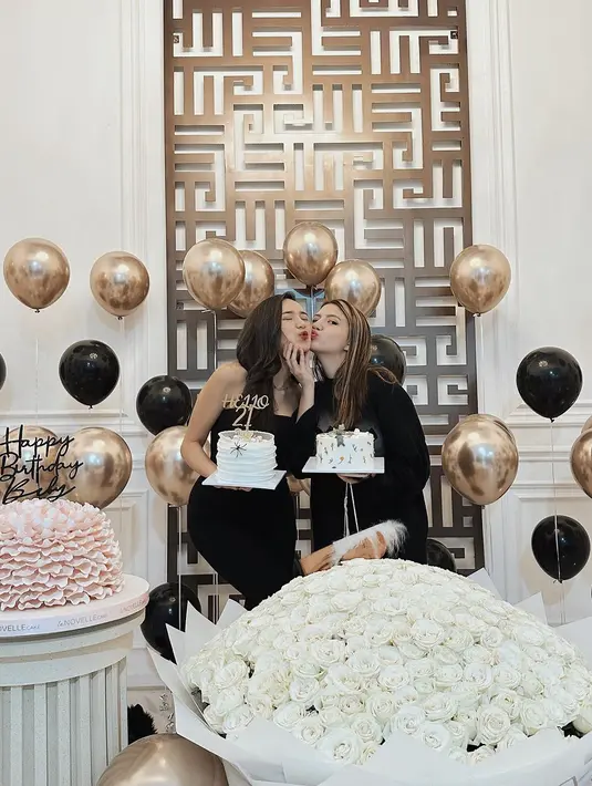 Saat Beby ulang tahun, Cassandra juga mengunggah potret kedekatannya bersama sang sahabat. Kompak dengan outfit serba hitam, Cassandra memberikan ucapan selamat ulang tahun yang manis kepada Beby. [Foto: Instagram/cassandraslee]