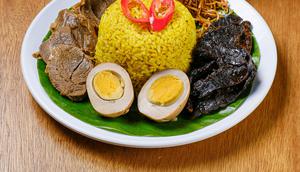 Makanan Khas Indonesia dan Asalnya. ilustrasi nasi kuning. Photo by Eko Saputra: https://www.pexels.com/photo/cooked-food-on-white-ceramic-plate-14314105/