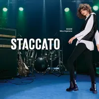 Bahan kulit yang maskulin mewakili kemewahan yang tersembunyi. Sedangkan rajutan yang fleksibel pada kain mengungkap sikap pemakai. Desain tambal sulam yang unik bertentangan dengan stereotip dan membangun kembali gaya modern. Penggunaan gesper strass persegi menonjolkan sikap yang berani. Foto: Document/Staccato.