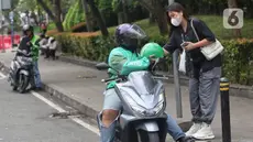 Calon penumpang bersiap menggunakan transportasi ojek daring atau online di kawasan Jalan Kendal, Jakarta, Selasa (20/5/2025). (Liputan6.com/Angga Yuniar)