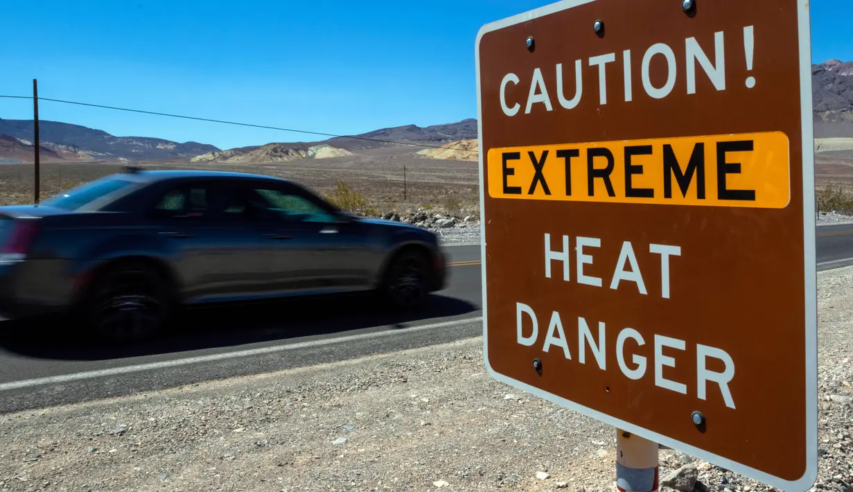 Istilah 'ekstrem' tampaknya berhak disandang Taman Nasional Death Valley. Terletak di California dan Nevada, Death Valley alias Lembah Maut menawarkan pemandangan kontras dan menarik untuk dijelajahi. (AP Photo/Ty ONeil)