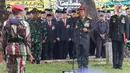 Upacara pemakaman dilaksanakan dengan tata cara militer. (Liputan6.com/Herman Zakharia)