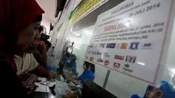 Tiket pemberangkatan kereta api untuk H-8 sampai dengan H-2 Lebaran untuk seluruh jurusan telah habis terjual, Stasiun Senen, Jakarta, Senin (28/4/2014) (Liputan6.com/Faizal Fanani).