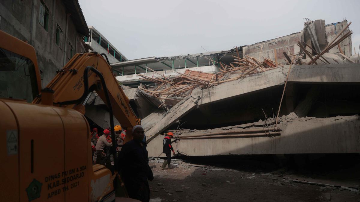 BNPB Ungkap 38 Korban Diduga Masih Terjebak Reruntuhan Musala Ponpes Al Khoziny Sidoarjo